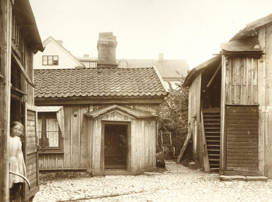 Bild på ett gammal hus från början av 1900-talet i svart vitt.