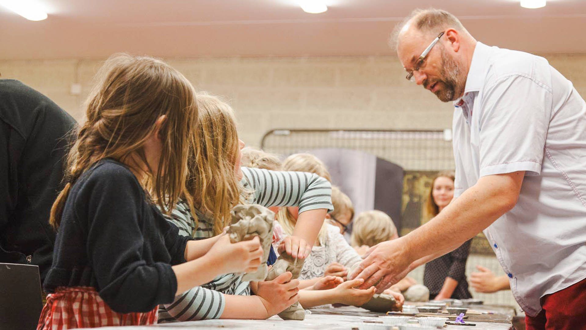 museipedagog och barn i skapande verkstad