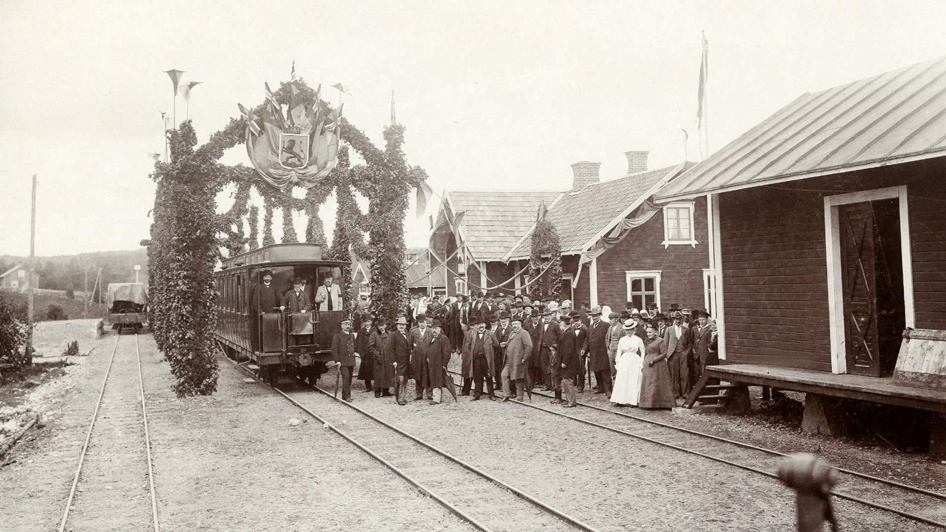 gammal bild från invigning av tågstation